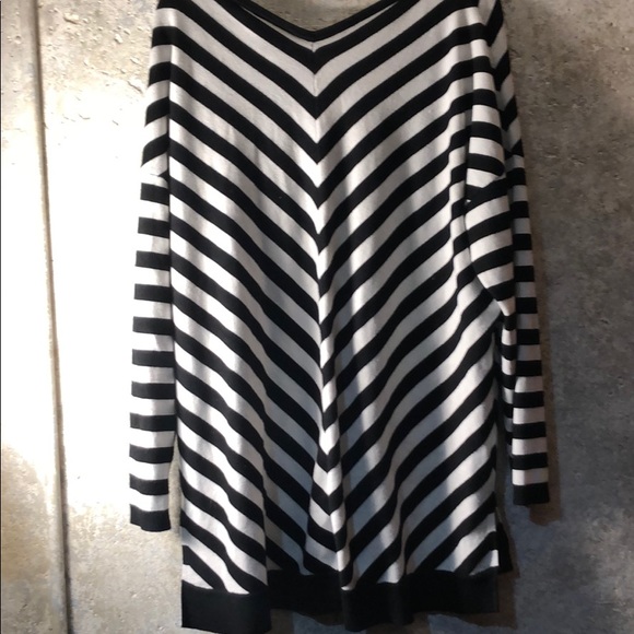 Lane Bryant black and white v neck sweater.  22/24 - Picture 6 of 6